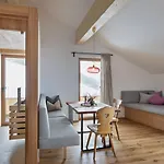 Holzhackerin - The Charming Haus Am Berg 아파트호텔