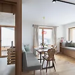 아파트호텔 Holzhackerin - The Charming Haus Am Berg 4*