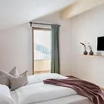 아파트호텔 Holzhackerin - The Charming Haus Am Berg 4*