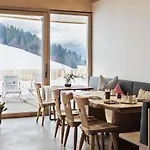 Holzhackerin - The Charming Haus Am Berg 아파트호텔 4*