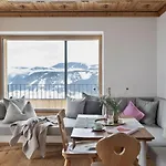 Aparthotel Holzhackerin - The Charming Haus Am Berg