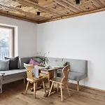 Holzhackerin - The Charming Haus Am Berg 아파트호텔 4*