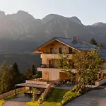 Holzhackerin - The Charming Haus Am Berg Aparthotel