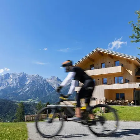 公寓式酒店 Holzhackerin - The Charming Haus Am Berg 斯拉德明