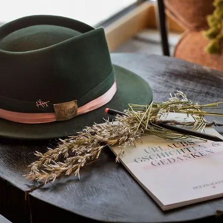 Holzhackerin - The Charming Haus Am Berg 公寓式酒店 4*