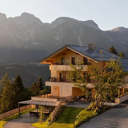 Holzhackerin - The Charming Haus Am Berg Aparthotel