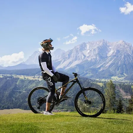 Holzhackerin - The Charming Haus Am Berg Schladming